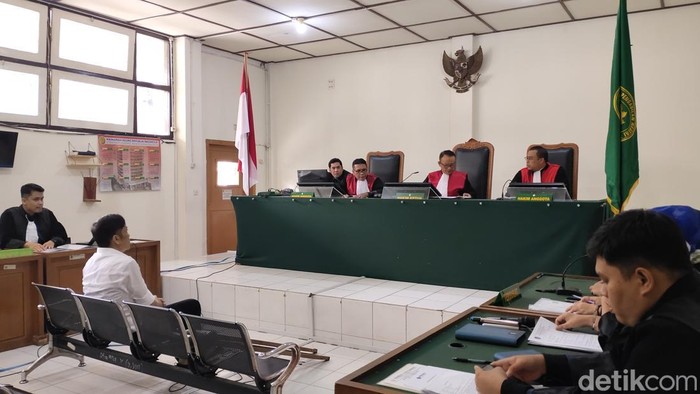 Deliar Marzoeki, mantan Kepala Dinas Tenaga Kerja dan Transmigrasi Sumsel saat menjalani sidang perdana.