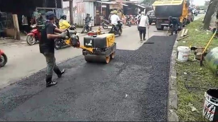 Dinas Pekerjaan Umum dan Penataan Ruang (PUPR) Kabupaten Bogor memperbaiki kerusakan di sejumlah titik Jalan Tegar Beriman.(dok istimewa).