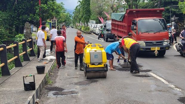 Dinas PUPR dan Perkim Kabupaten Karangasem saat melakukan penambalan jalan berlubang, Rabu (26/2/2025) (dok. Prokopim Kabupaten Karangasem)
