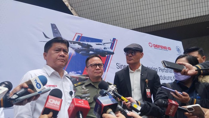 Dirut PTDI saat memberi keterangan terkait pengiriman teknisi ke Prancis (Fawdi/detikcom)