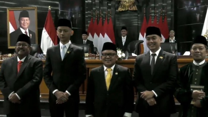 DPRD DKI Jakarta melantik Andika Wisnuadji Putra Soebroto (berdasi biru) sebagai Anggota dewan dari F-Partai Demokrat melalui pergantian antarwaktu (PAW) menggantikan Misan Samsuri yang wafat. Foto: Tangkapan Layar YouTube DPRD DKI Jakarta.