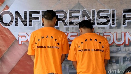 Dua pelaku jambret sasar ponsel WNA di Kuta Utara, dirilis di Polsek Kuta Utara, Rabu (26/2/2025). (Agus Eka/detikBali)