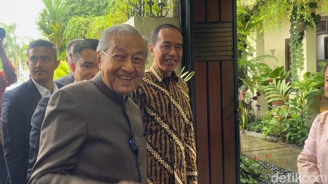 Eks PM Mahathir menemui Presiden ke-7 Joko Widodo di Sumber, Banjarsari, Rabu (26/2/2025).