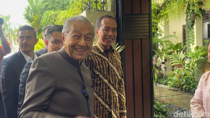Eks PM Mahathir menemui Presiden ke-7 Joko Widodo di Sumber, Banjarsari, Rabu (26/2/2025).