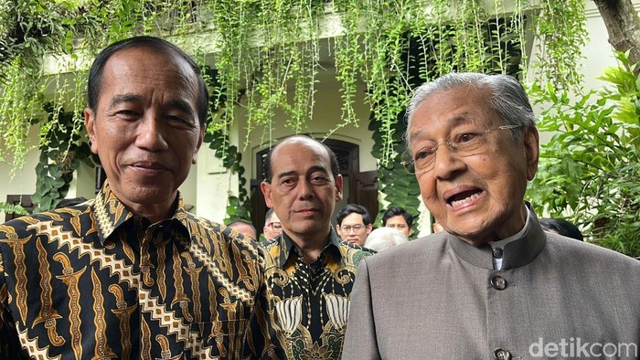 Eks PM Malaysia Mahathir Mohamad bertemu Jokowi di Solo, Rabu (26/2/2025).
