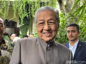 Eks PM Malaysia Mahathir Mohamad Dilarikan ke RS gegara Jatuh
