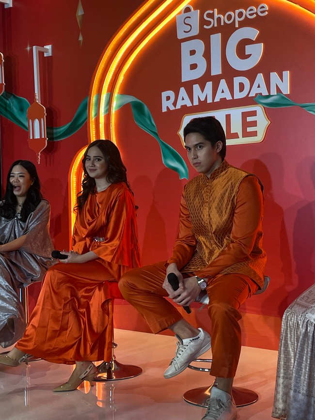 Dalam kesempatan tersebut, Syifa Hadju mengungkap bahwa El memang sering bertanya tentang belanja. Syifa mengaku sering kesal karena El suka membeli barang yang tidak masuk akal. “Masa dia beli wayang sampai Rp 5 juta?” ungkap pemain film tersebut.  Foto: Rahmi Anjani/Wolipop