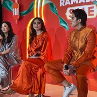 Dalam acara Media Gathering Momen Penuh Cinta dan Berkah Bersama Shopee Big Ramadhan, El Rumi dan Syifa Hadju diperkenalkan sebagai bintang iklan situs belanja tersebut. Keduanya terlihat serasi mengenakan baju muslim warna oranye. Foto: Rahmi Anjani/Wolipop
