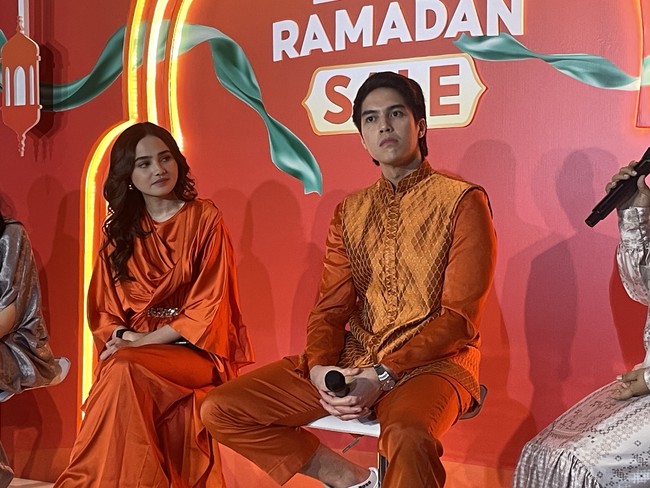 El dan Syifa pun tahun ini punya kesamaan dalam menyambut Ramadhan yakni ingin menyiapkan hampers untuk orang-orang terdekat. Menjadi kesempatan pertama bagi El, pria tersebut mengaku banyak meminta saran dari pacarnya. Foto: Rahmi Anjani/Wolipop