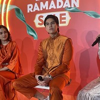 El dan Syifa pun tahun ini punya kesamaan dalam menyambut Ramadhan yakni ingin menyiapkan hampers untuk orang-orang terdekat. Menjadi kesempatan pertama bagi El, pria tersebut mengaku banyak meminta saran dari pacarnya. Foto: Rahmi Anjani/Wolipop