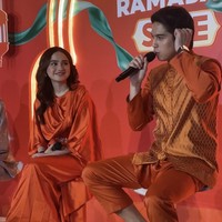   El pun menyampaikan bahwa kesempatan jadi bintang iklan bersama menjadi yang pertama kali bagi mereka. Dikatakan jika kebersamaan tersebut membuat syutingnya lebih mudah.   “Apalagi syuting bareng Syifa makin terasa cepat dan menyenangkan apalagi ada joged/-jogednya soalnya bareng jadi nggak pressure,” ujar El Rumi dalam acara yang diadakan di Amanaia Menteng, Jakarta Pusat, Rabu, (26/2/2025). Foto: Rahmi Anjani/Wolipop