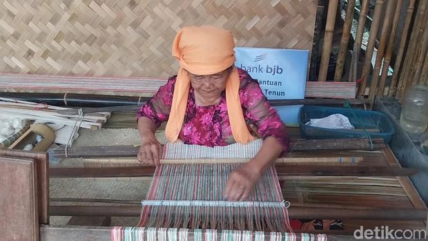 Emak Maya dan Tenun Gadod di Majalengka