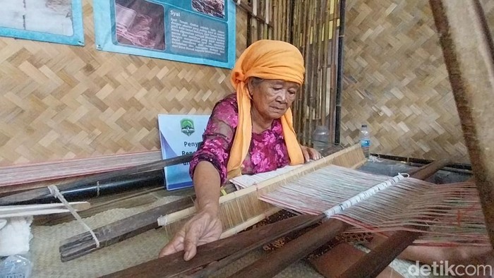 Emak Maya dan Tenun Gadod di Majalengka