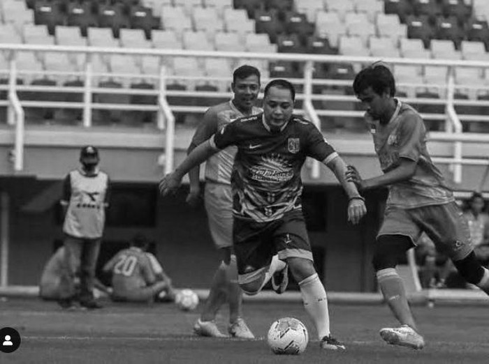 Eri Cahyadi saat bermain sepakbola bersama Bejo Sugiantoro