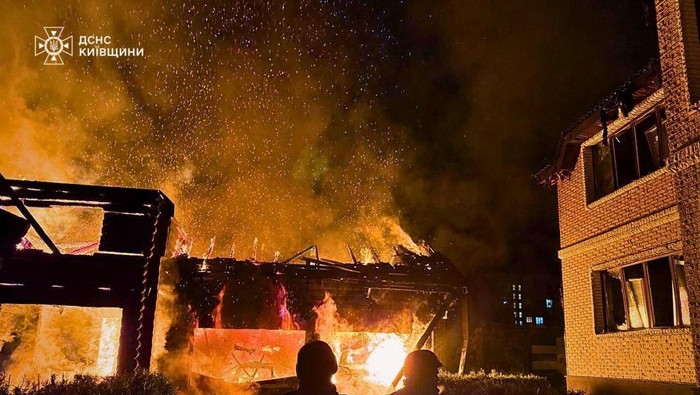 Gedung Ini Hancur dan Terbakar Diserang Drone Rusia Firefighters work at a site of a Russian drone strike, amid Russia's attack on Ukraine, in the Kyiv region, Ukraine February 26, 2025. REUTERS/Thomas Peter TPX IMAGES OF THE DAY