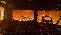 Sejumlah kendaraan ikut terbakar akibat serangan tersebut.  