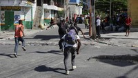 Geng bersenjata melancarkan serangan baru di ibu kota Haiti sebelum fajar pada Selasa (25/2), menewaskan penduduk di kawasan Delmas 30 dan menyebabkan lebih banyak penduduk mengungsi karena geng-geng terus beroperasi tanpa kendali di negara Karibia tersebut. REUTERS/Jean Feguens Regala