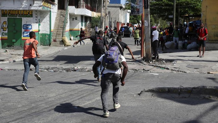 Haiti Mencekam Saat Geng Bersenjata Serang Kawasan Ibu Kota Residents of Delmas 30 neighbourhood flee their homes due to gang violence, in Port-au-Prince, Haiti February 25, 2025. REUTERS/Jean Feguens Regala
