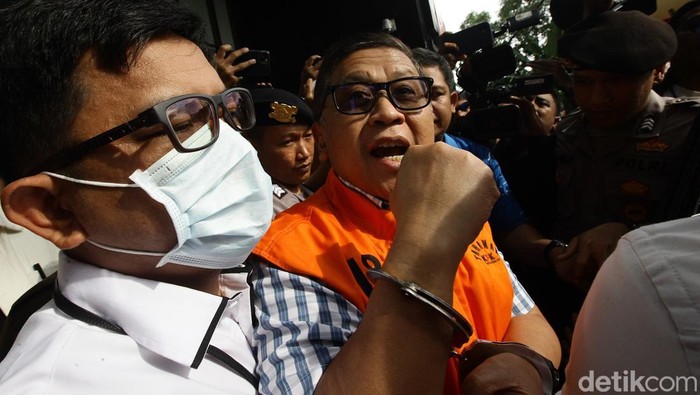 Hasto Dicecar 52 Pertanyaan oleh Penyidik KPK Usai ditahan, Sekjen PDIP Hasto Kristiyanto diperiksa KPK terkait kasus Harun Masiku. Hasto mengaku diperiksa sebagai saksi untuk Donny Tri Istiqomah dan dicecar 52 pertanyaan.