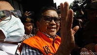 Sekjen PDI Perjuangan tersebut diperiksa dalam perkara dugaan suap kepada komisioner KPU terkait pergantian antarwaktu (PAW) anggota DPR 2019-2024 yang melibatkan Harun Masiku dan kasus perintangan penyidikan.