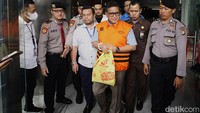 Kasus yang menjerat Hasto ini berawal dari operasi tangkap tangan (OTT) KPK pada 2020. KPK kemudian menetapkan Wahyu Setiawan yang saat itu Komisioner KPU RI, orang kepercayaan Wahyu bernama Agustiani Tio, pihak swasta bernama Saeful, dan Harun Masiku selaku caleg PDIP pada Pileg 2019 sebagai tersangka.