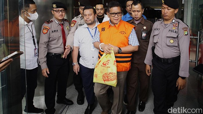 Usai ditahan, Sekjen PDIP Hasto Kristiyanto diperiksa KPK terkait kasus Harun Masiku. Hasto mengaku diperiksa sebagai saksi untuk Donny Tri Istiqomah dan dicecar 52 pertanyaan.