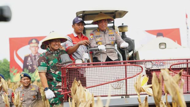 Irwasum Polri Komjen Dedi Prasetyo Pimpin Panen Raya Jagung di Madiun