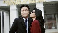 Isyana Sarasvati dengan bangga memberi ucapan selamat kepada suaminya yang telah selesai kuliah sebagai dokter spesialis kejiwaan. Penyanyi itu mengungkap jika ini adalah mimpi sang suami. Foto: Instagram @isyanasarasvati