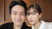 Isyana sering menunjukkan momen-momen bahagia di sosial media pribadinya, termasuk ketika sedang kulineran seru. Foto: Instagram @isyanasarasvati