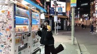 Masih di Jepang, penyanyi Indonesia itu sempat berpose di depan vending machine berisi berbagai macam minuman, dari air mineral hingga minuman manis menyegarkan. Foto: Instagram @isyanasarasvati
