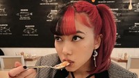 Penulis lagu ini juga sempat diundang ke acara di New York. Disela-sela kunjungannya ke kota tersebut, ia menyempatkan waktu untuk mencicipi makanan enak, salah satunya ini. Foto: Instagram @isyanasarasvati