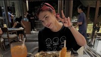 Tak hanya di luar negeri, penyanyi ini juga sempat makan seafood di sebuah restoran di Bali. Ia menikmati steak, seafood, sampai kentang goreng lezat. Foto: Instagram @isyanasarasvati