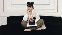 Di momen ulang tahunnya yang ke 31 lalu, Isyana senang diberi kejutan kue ulang tahun. Desainnya menggemaskan karena dilapisi krim hitam dengan tambahan dekorasi bentuk love merah di sekitarnya. Foto: Instagram @isyanasarasvati