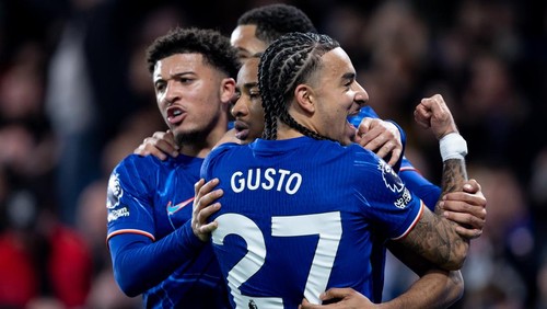 LONDON, ENGLAND - FEBRUARY 25: Christopher Nkunku of Chelsea celebrates with his teammates after scoring his sides first goal during the Premier League match between Chelsea FC and Southampton FC at Stamford Bridge on February 25, 2025 in London, England. (Photo by Gaspafotos/MB Media/Getty Images)