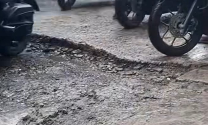 Jalan rusak di dekat Stasiun Citayam (Dok isimtewa)