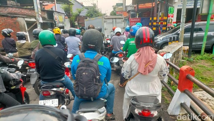 jalur ngelom sepanjang karangpilang macet