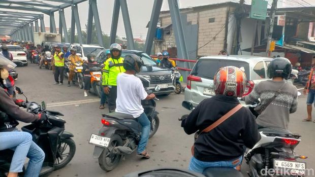 jalur ngelom sepanjang karangpilang macet