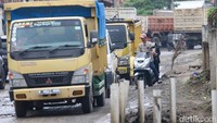 Sejumlah truk tambang melintas di jalan Parung Panjang, Kabupaten Bogor, Rabu (26/2/2025). Gubernur Jawa Barat terpilih Dedi Mulyadi berjanji jalan tambang Parung Panjang rampung pada 2026.