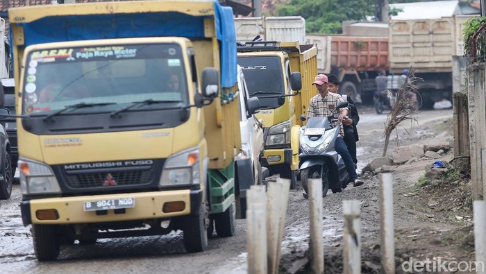 Gubernur Jawa Barat terpilih Dedi Mulyadi berjanji jalan tambang Parung Panjang rampung pada 2026. Begini penampakan jalanannya sekarang.