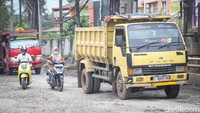 Dedi lantas meminta penjelasan Rudy dan Ade mengenai pembangunan jalan tambang itu.