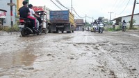 Mendengar itu, Dedi tak mau ambil pusing. Ia lantas menyatakan bahwa pembangunan jalan tambang selesai 2026 mendatang.