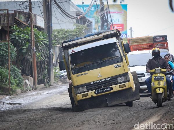 Penampakan Jalan Tambang Parung Panjang yang Janji Bakal Rampung 2026