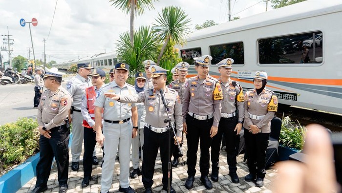 Kakorlantas Polri Irjen Agus Suryo Nugroho saat mengecek kesiapan jalur mudik lebaran 2025
