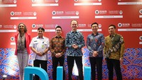 Kuasa Usaha Australia untuk Indonesia, Gita Kamath (paling kiri) dan Duta Besar Inggris untuk Indonesia, HE Dominic Jermey (ketiga dari kanan) menghadiri peresmian Universitas Deakin Universitas Lancaster Indonesia di kampus bersama di Bandung. Foto: (Kedutaan Besar Australia)
