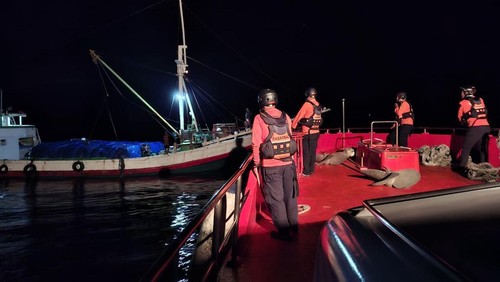 Kapal pengangkut pupuk alami kerusakan mesin ditarik tim SAR ke Pelabuhan Lembar, Lombok Barat, Selasa (24/2/2025) malam.