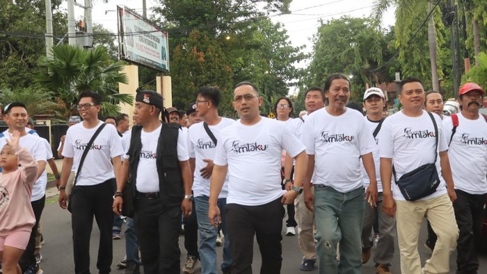 Kapolres Probolinggo Kota AKBP Oki Ahadian jalan bersama para jurnalis
