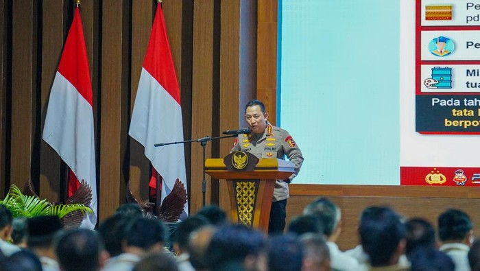 Kapolri Jenderal Listyo Sigit Prabowo menjadi pemateri pada retret kepala daerah di Magelang.