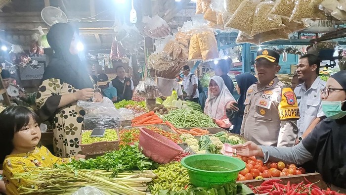 Kaporels Probolinggo Kota AKBP Oki Ahadian saat sidak ke pasar tradisional