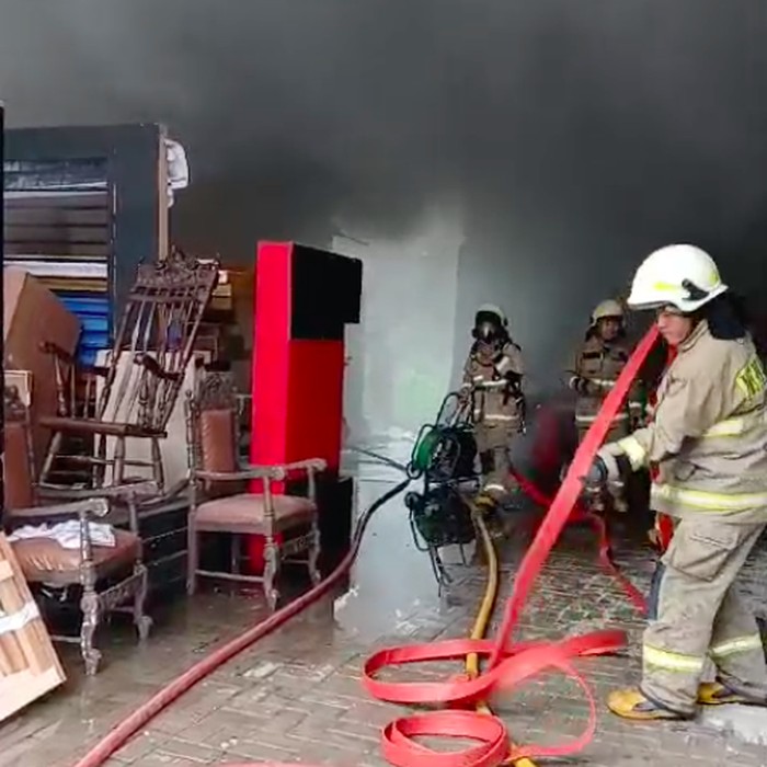 Kebakaran terjadi di gudang pada sebuah bangunan di Meruya, Kembangan, Jakbar. Asap tebal muncul dari kebakaran di bangunan tersebut. (dok Damkar Jakarta)