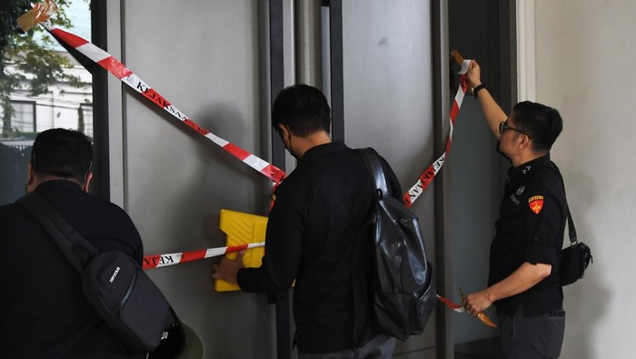Kejagung Geledah Rumah Muhammad Riza Chalid Penyidik Kejaksaan Agung menggeledah kediaman pengusaha Muhammad Riza Chalid di Jalan Jenggala II, Kebayoran Baru, Jakarta Selatan, Selasa (25/2/2025). Kejagung menggeledah rumah pengusaha tersebut terkait kasus dugaan korupsi dalam tata kelola minyak mentah dan produk kilang pada PT Pertamina Subholding dan Kontraktor Kontrak Kerja Sama (KKKS) pada tahun 2018-2023. ANTARA FOTO/Fakhri Hermansyah/Spt.